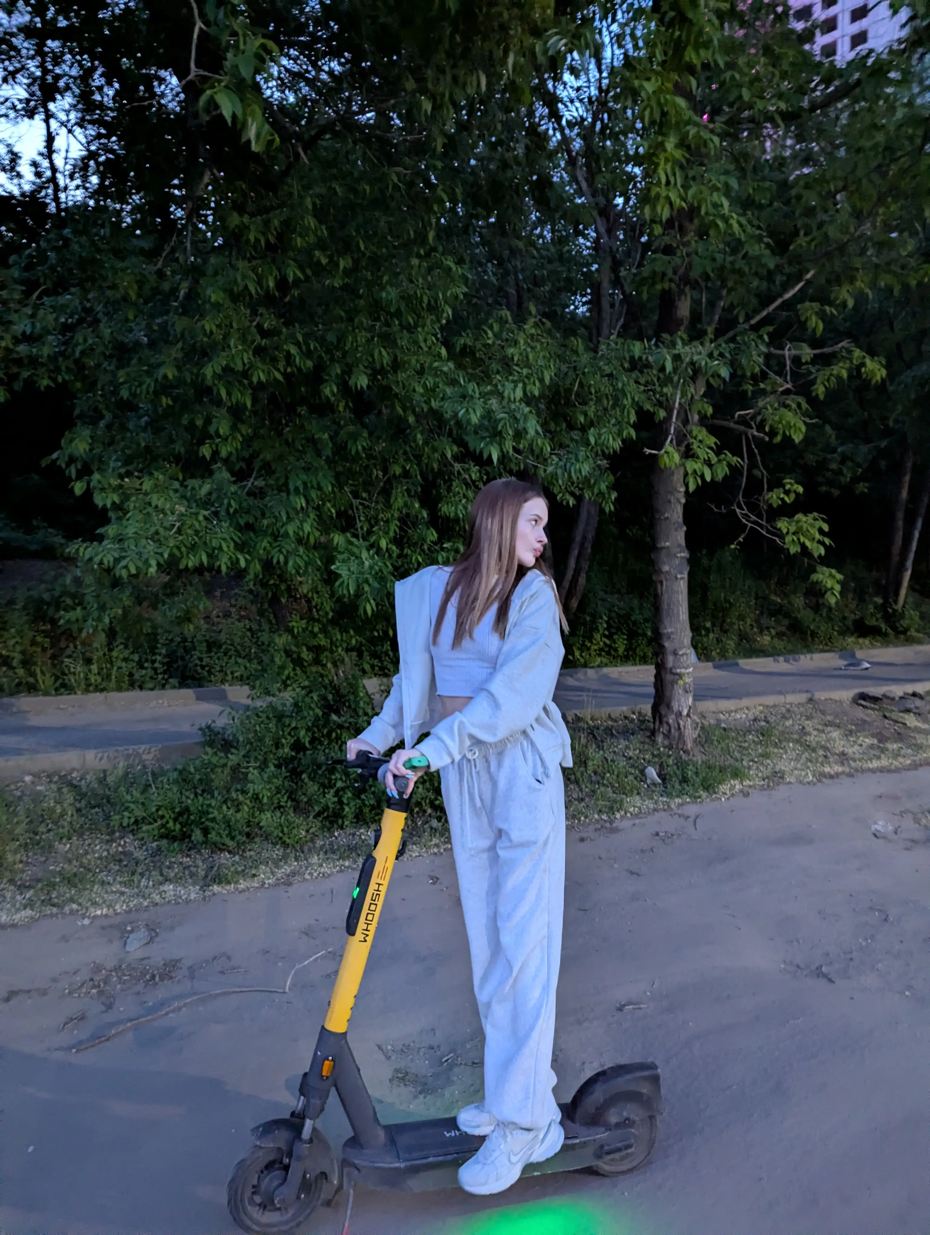 позирует на самокатике малыш..